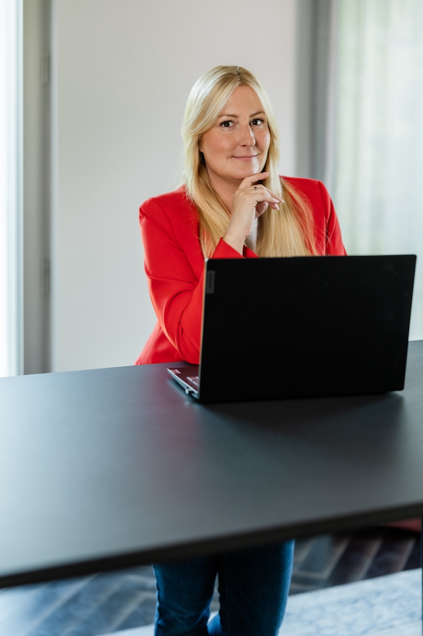 Catherine Page, SAP SuccessFactors Beraterin aus München, am Schreibtisch